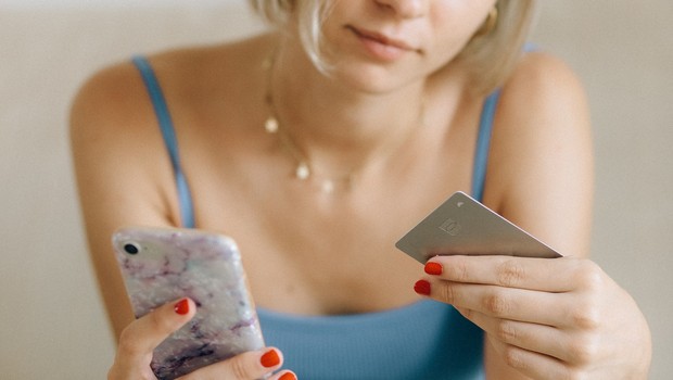 adolescente usando cartao de credito e smartphone (Foto: Pexels)