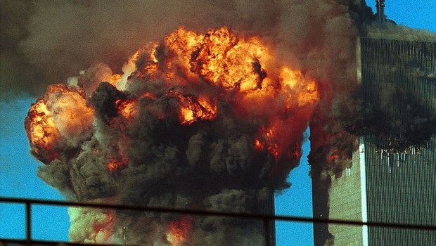 Muito do combustível foi queimado durante a bola de fogo que surgiu quando os aviões se chocaram (Foto: Getty Images via BBC)