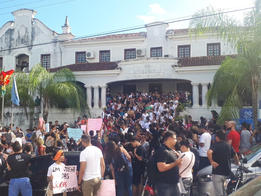 Manifestantes recomeÃ§am protesto na reitoria da Unir, em Porto Velho (RO) â€” Foto: Ana KÃ©zia Gomes/G1