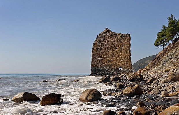 Chamada de Sail Rock, rocha vela, fica localizada na Rússia, a 17 km de Gelendzhik. Tem 30 metros de comprimento e 25 de altura (Foto: Divulgação)