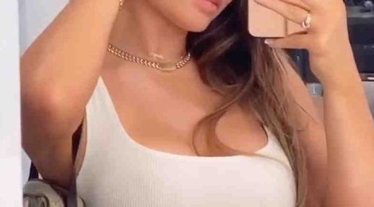 O borrão suspeito no peito de Kylie Jenner que fundamentou as acusações de uso de Photoshop (Foto: Instagram)