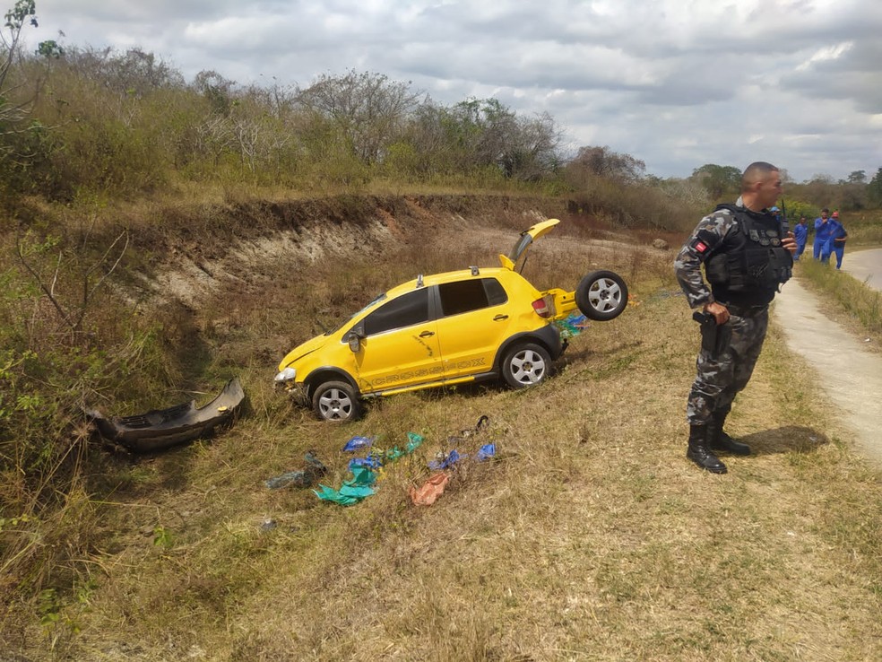 Grupo suspeito de assaltar loja capota carro durante fuga em Campina Grande — Foto: Polícia Militar/Divulgação