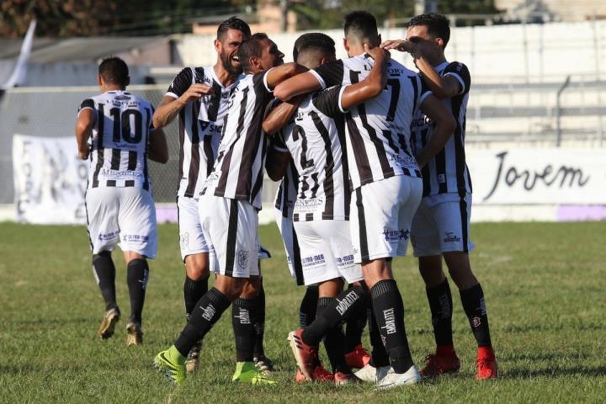 Friburguenses brilham na principal liga de futebol americano no