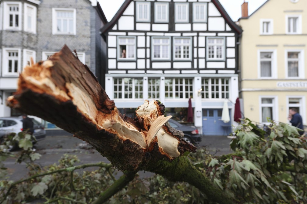 Tempestades violentas atingiram o oeste da Alemanha, destruindo casas e derrubando árvores e carros — Foto: David Inderlied/DPA via AP