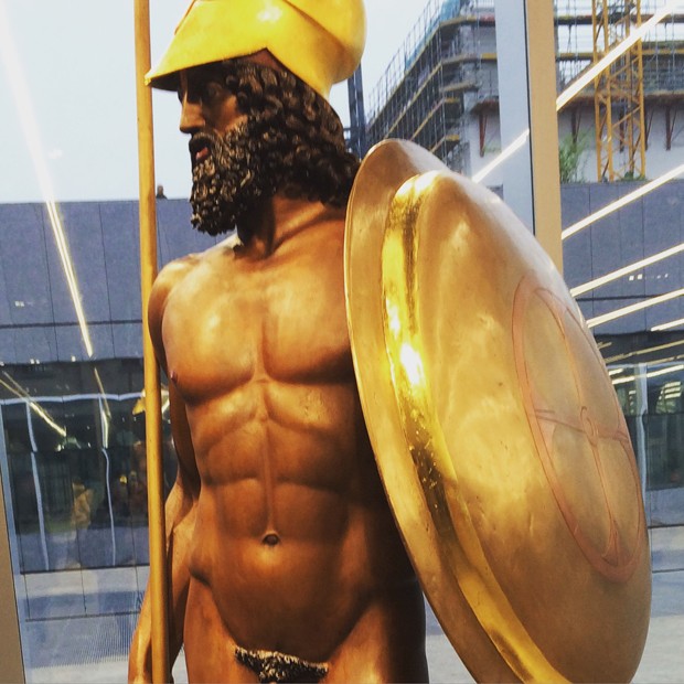 Sculptures turned gold (Foto: Suzy Menkes Instagram )