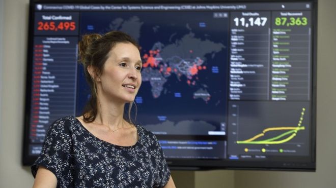 Lauren Gardner comanda portal da Universidade Johns Hopkins, que exibe dados da covid-19 ao redor do mundo (Foto: WILL KIRK/JOHNS HOPKINS UNIVERSITY)