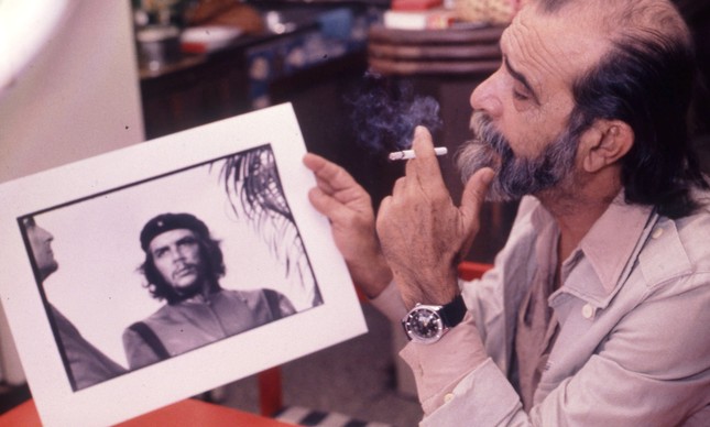 Korda mostra a foto que fez do Che Guevara, e que se tornou mundialmente famosa