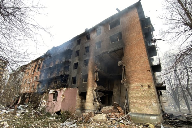 A five-storey hostel shows damage caused by the rocket fire launched by Russian invaders, Vasylkiv, Kyiv Region, northern Ukraine, on March 1, 2022, in Vasylkiv, Ukraine.   (Photo by UKRINFORM/Ukrinform/NurPhoto via Getty Images) (Foto: NurPhoto via Getty Images)