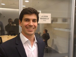 Júnior Bozzella foi o oitavo candidato a chegar para o debate em São Vicente (Foto: LG Rodrigues / G1)