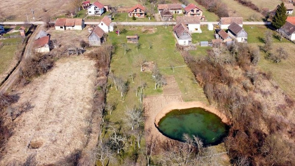 O buraco no jardim de Borojević continuou a crescer depois que apareceu — e pode custar centenas de milhares de euros para ser tapado — Foto: GETTY IMAGES via BBC