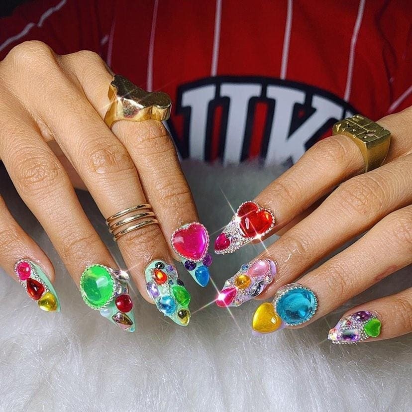Magá Moura e suas unhas, feitas por Roberta Munis. (Foto: Instagram)