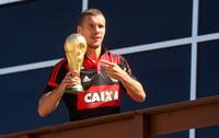 Podolski realiza jogo de despedida na Alemanha como ídolo do Flamengo.