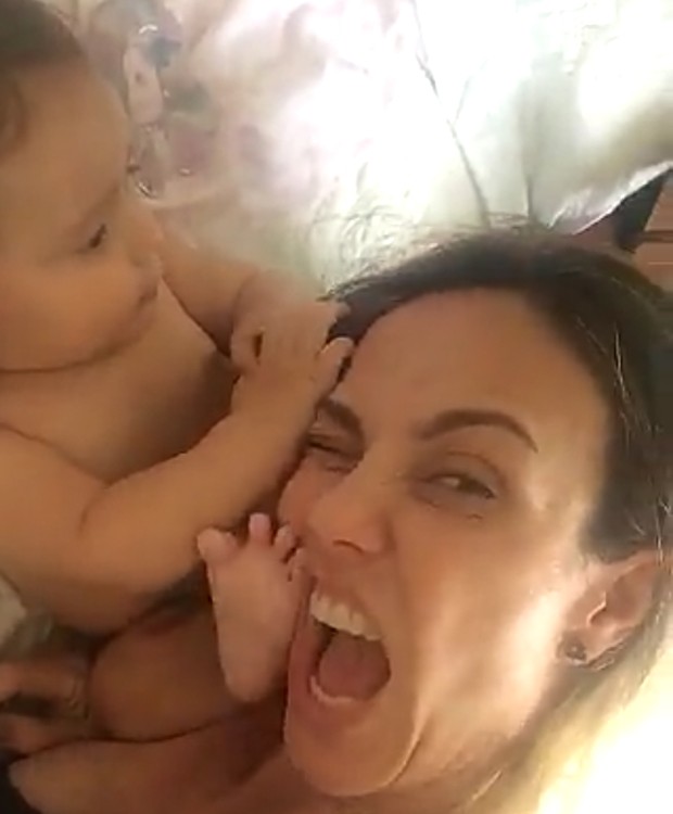 Flávia Monteiro e a filha, Sophia (Foto: Reprodução/Snapchat)