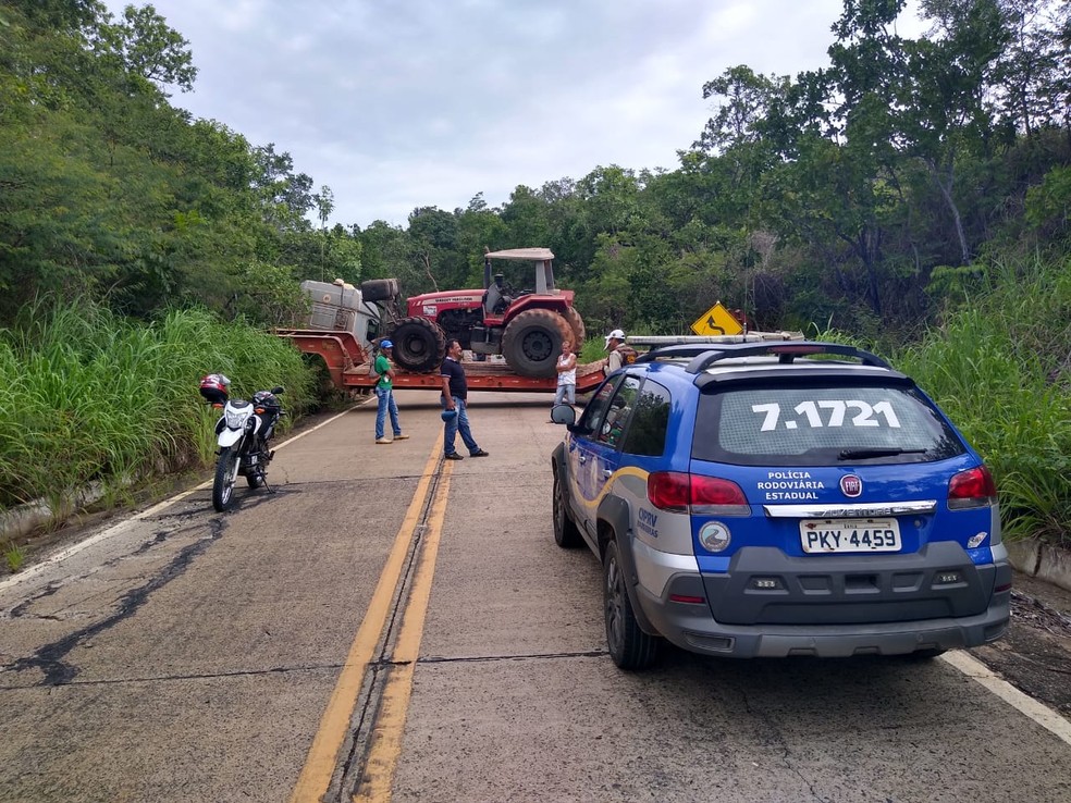 Carreta ficou atravessada em rodovia e bloqueou acesso a aeroporto em Barreias, no oeste da Bahia — Foto: Jadiel Luiz/Blog SigiVilares