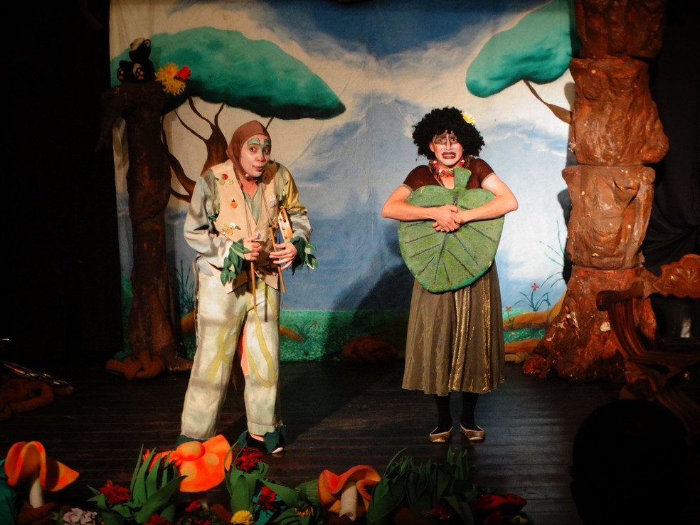 As Duas Versoes Da Fabula A Cigarra Ea Formiga Fabula A Cigarra E A Formiga E Atracao Em Teatro De Campinas