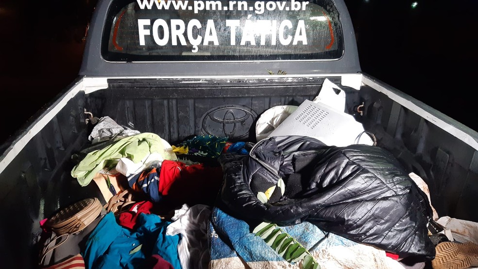 Produtos roubado foram recuperados pela PM após confronto deixar quatro assaltantes mortos na Grande Natal — Foto: Sérgio Henrique Santos/Inter TV Cabugi