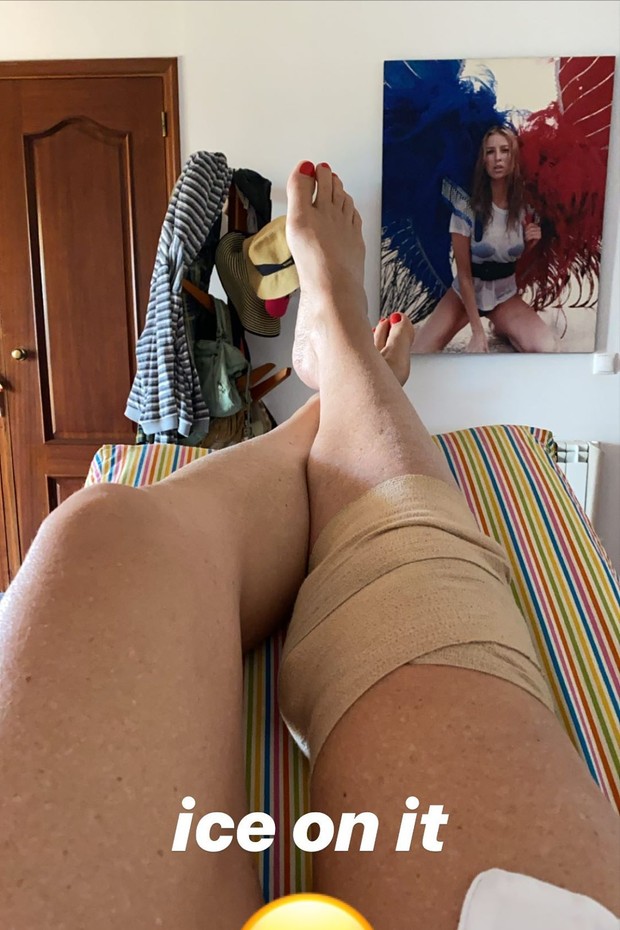 Luana Piovani posa com a perna para cima por problema no joelho (Foto: Reprodução/Instagram)