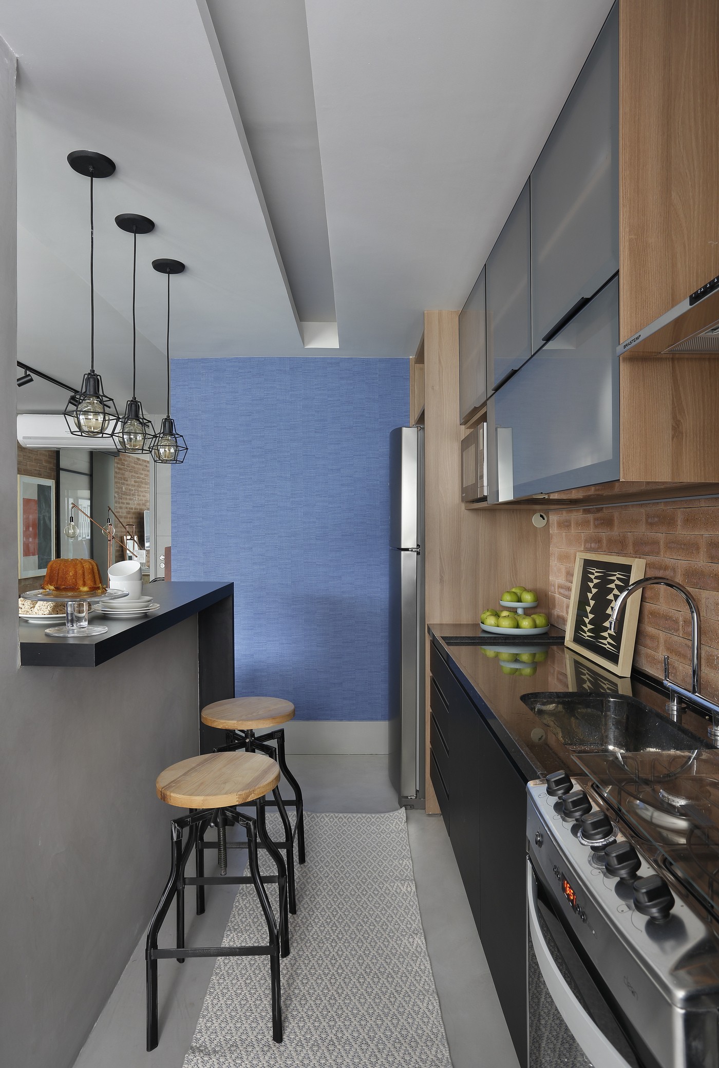 Décor do dia: papel de parede azul e tijolinhos são os destaques desta cozinha aberta (Foto: Denilson Machado/MCA Estúdio)