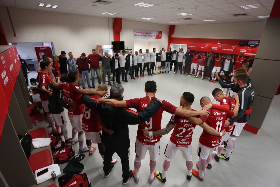 Da ovaÃ§Ã£o em campo ao silÃªncio no vestiÃ¡rio, Inter volta ao topo apÃ³s 800 dias e faz torcida sonhar
