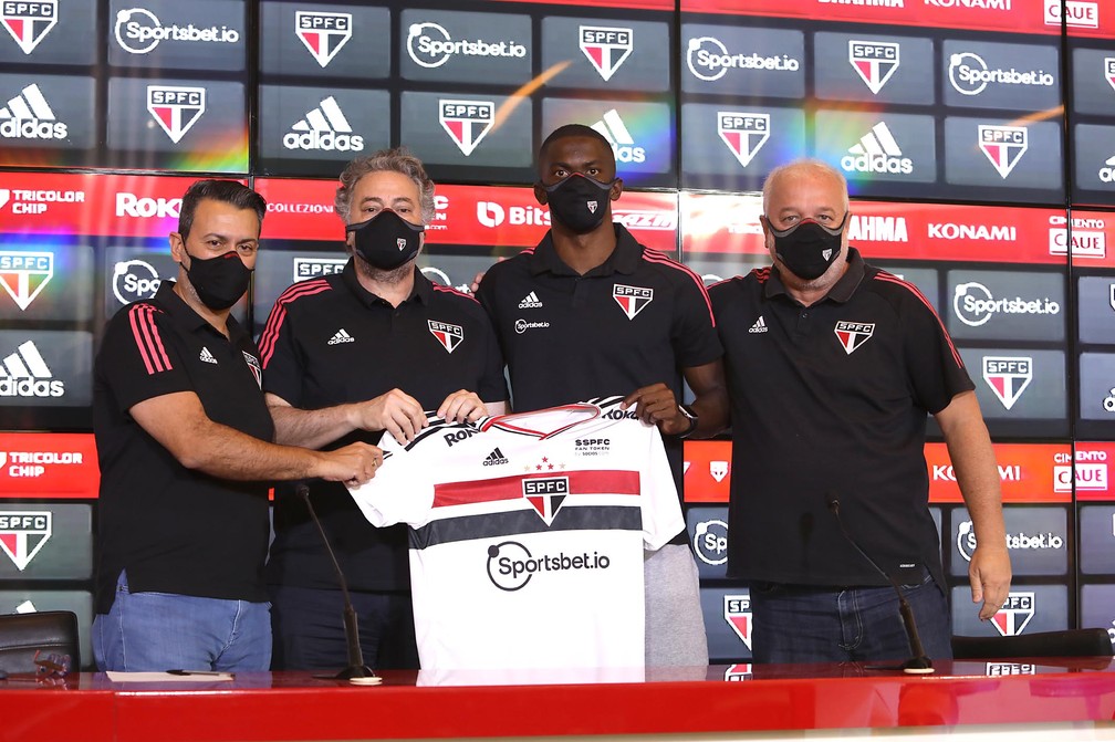 Dirigentes do São Paulo apresentam Andrés Colorado, último reforço do clube — Foto: Rubens Chiri / saopaulofc.net