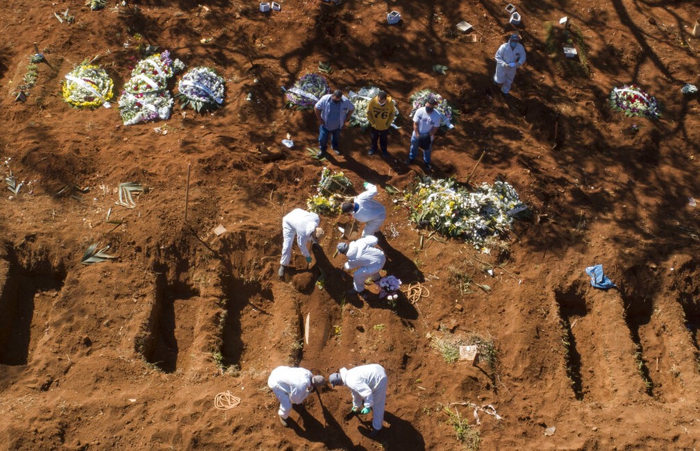 Cemitério da Vila Formosa, em São Paulo, onde são sepultadas vítimas da Covid-19 — Foto: Andre Penner/AP