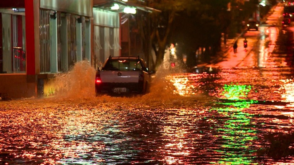 Chuva em Teresina deixa alagamentos em bairros  — Foto: TV Clube
