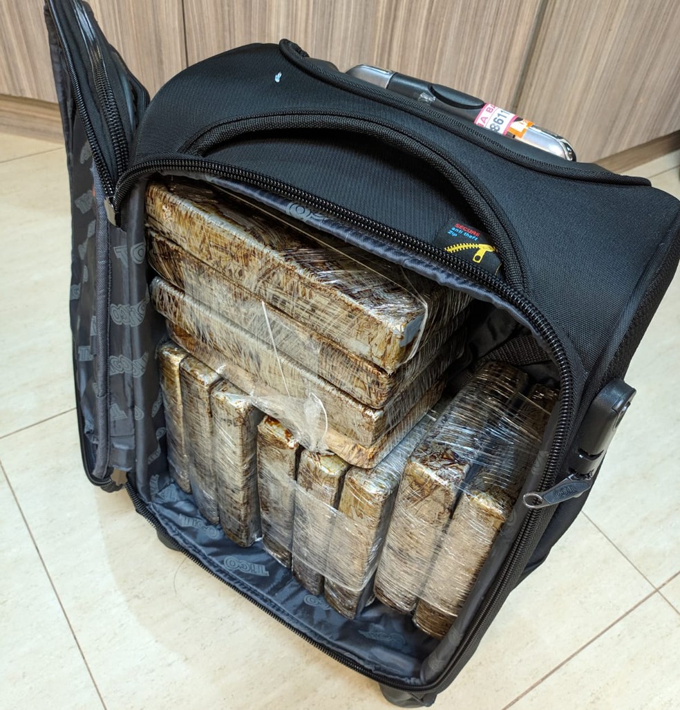 Tabletes de cocaína estavam dentro de uma mala localizada no bagageiro externo de um ônibus — Foto: Polícia Rodoviária