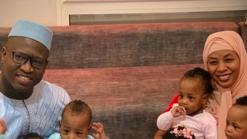 Abdelkader Arby (foto ao lado de sua esposa) diz que criar os bebês não é fácil — Foto: Arquivo pessoal via BBC
