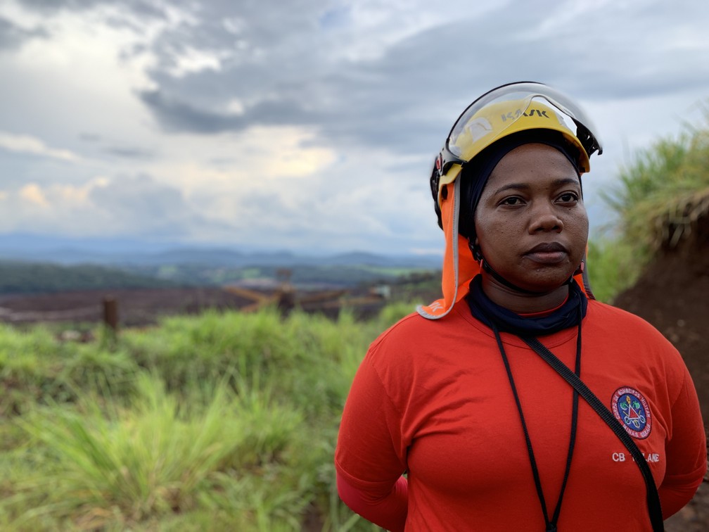 Nove meses após perder filho, cabo Tailane participa das buscas em Brumadinho — Foto: Raquel Freitas/G1