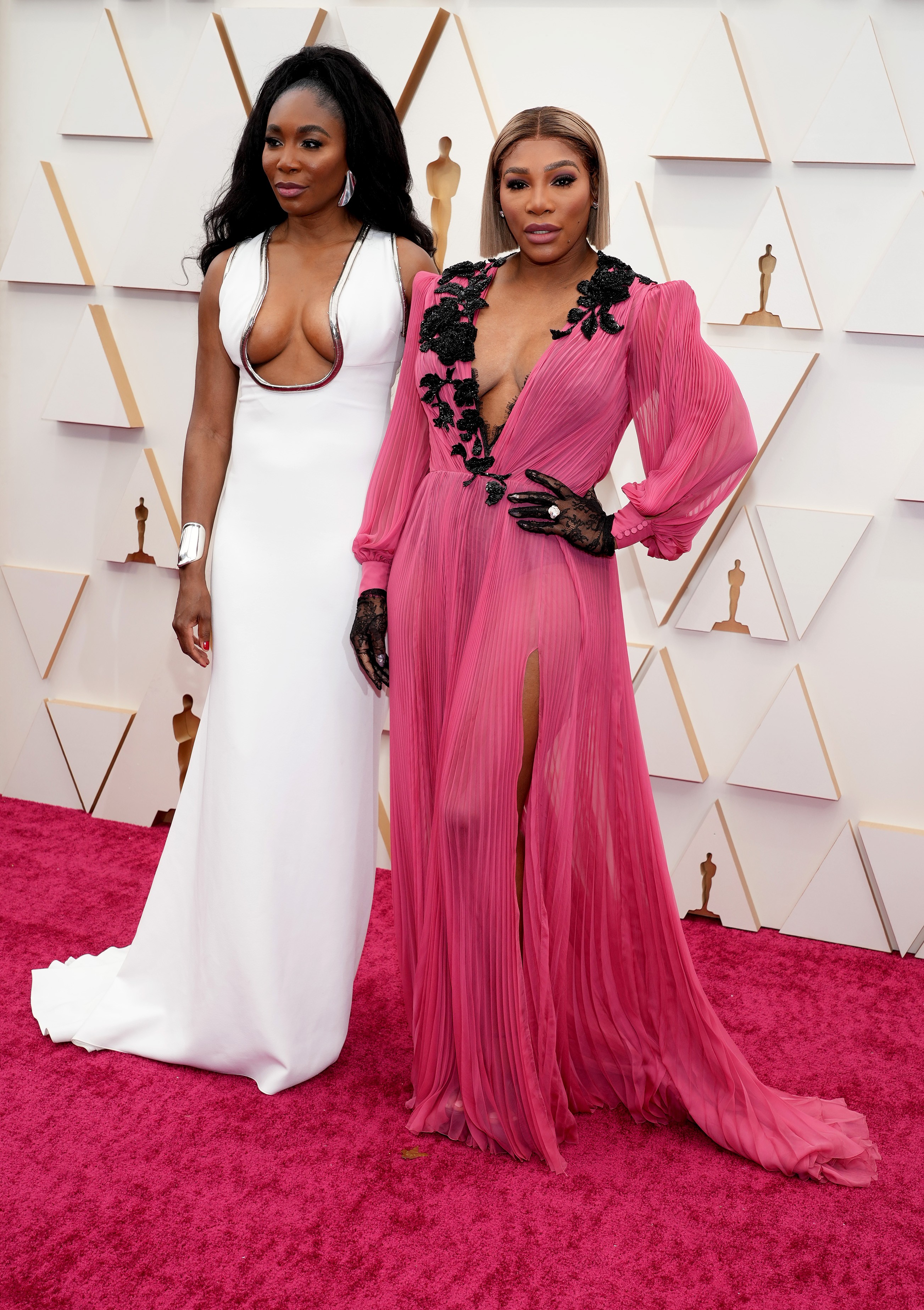 HOLLYWOOD, CALIFORNIA - MARCH 27: (L-R) Venus Williams and Serena Williams attend the 94th Annual Academy Awards at Hollywood and Highland on March 27, 2022 in Hollywood, California. (Photo by Kevin Mazur/WireImage) (Foto: WireImage,)
