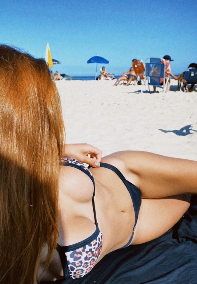 Sarah Poncio se joga na praia em dia de sol (Foto: Reprodução/Instagram)