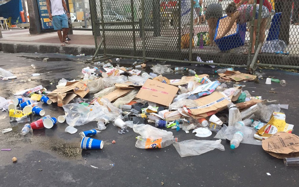 Lixo acumulado nas proximidades do Sambódromo (Foto: José Raphael Berrêdo/G1)