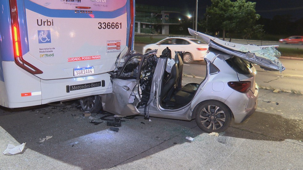 Carro fica destruído após bater na traseira de ônibus, no DF — Foto: TV Globo/Reprodução