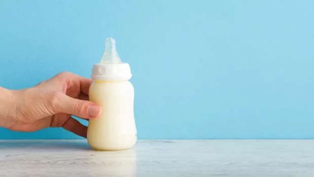 O leite materno é sempre a melhor opção para a alimentação dos bebês, embora a humanidade venha buscando alternativas para casos de necessidade há milênios (Foto: GETTY IMAGES via BBC)