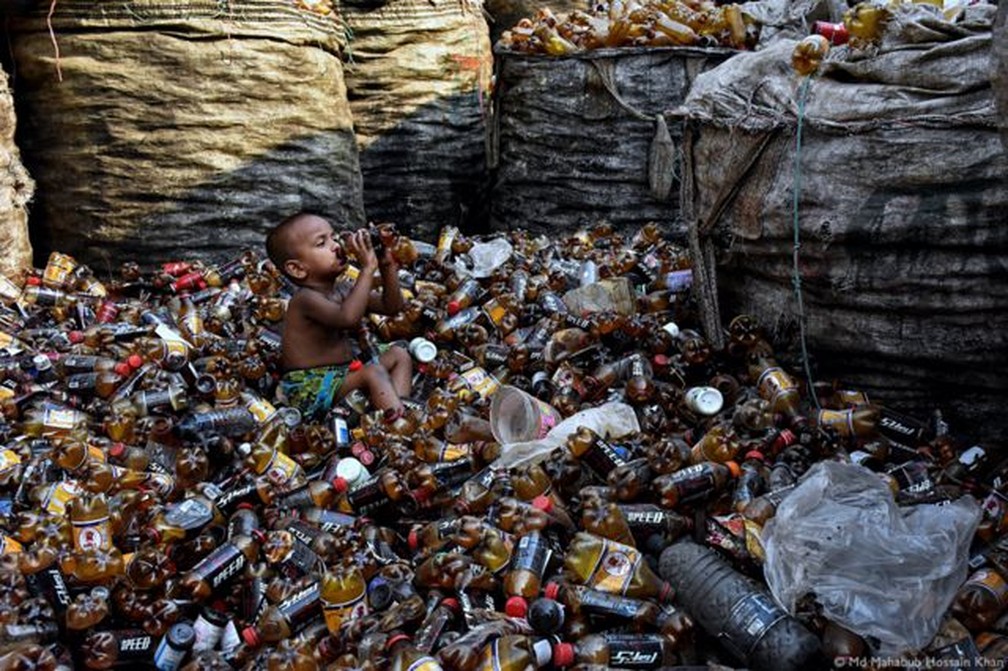 "Uma criança bebendo de uma garrafa." — Foto: MD MAHABUB HOSSAIN KHAN
