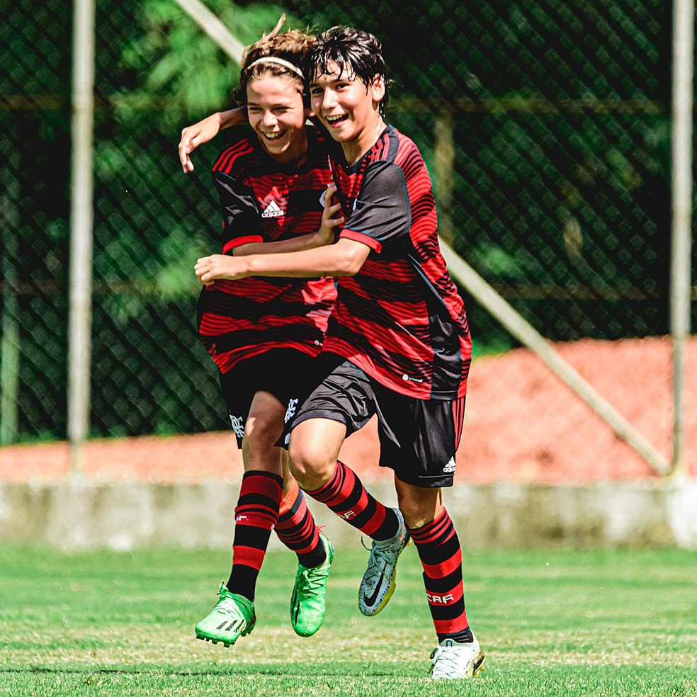 Davi e Matheus se abraçam após gol do Flamengo em Xerém — Foto: Betinho Martins