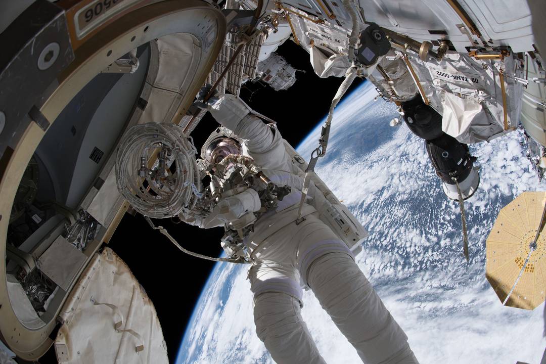 O astronauta Drew Feustel em caminhada espacial na ISS em junho deste ano