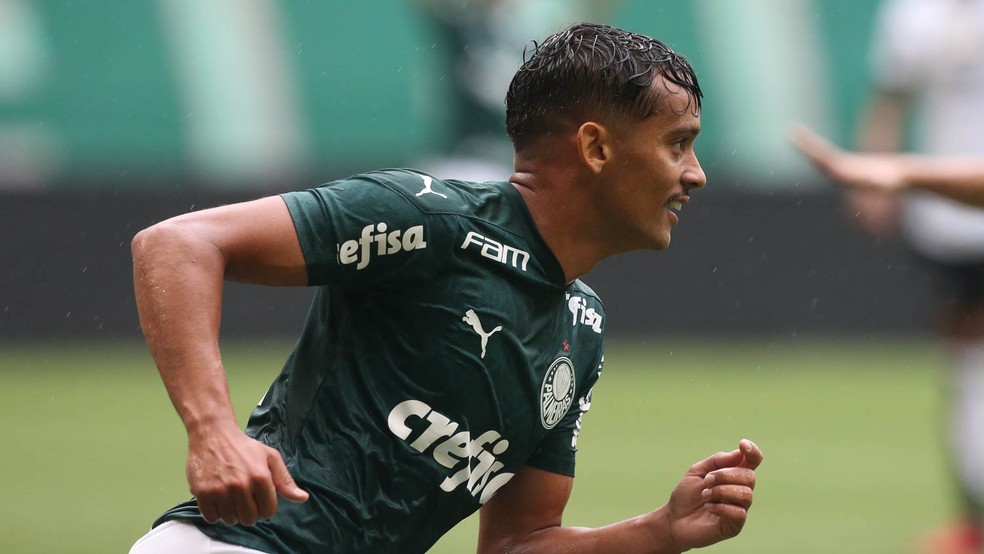 Gustavo Scarpa sorri depois de fazer gol pelo Palmeiras contra o Ceará — Foto: Cesar Greco/Ag. Palmeiras
