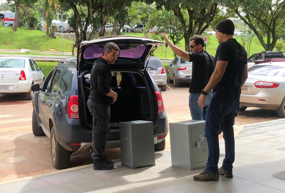 Cofres apreendidos pela polícia durante investigação sobre esquema de UPAs — Foto: Luísa Doyle/TV Globo
