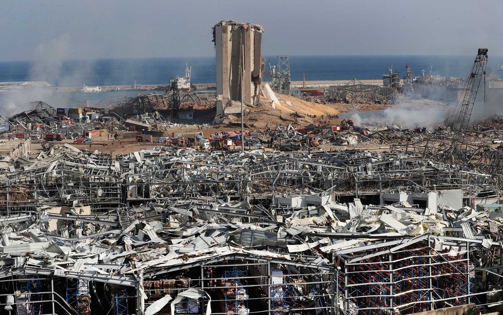 Equipes de resgate e agentes de segurança trabalham no local de uma explosão que atingiu o porto de Beirute, Líbano — Foto: Hussein Malla / AP Photo