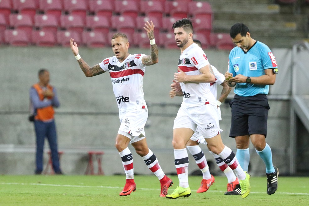 Everton, um dos melhores do Santa no jogo, ao lado de Guilherme Queiroz, que nÃ£o foi bem â Foto: Marlon Costa/ Pernambuco Press