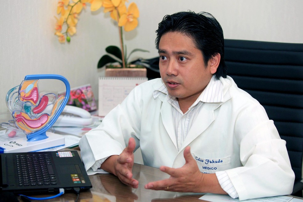 O ginecologista Celso FukudaA informa que o principal tratamento do cÃ¢ncer de ovÃ¡rio Ã© a cirurgia, podendo ser utilizada a quimioterapia antes ou depois do procedimento cirÃºrgico  (Foto: AgÃªncia ParÃ¡)
