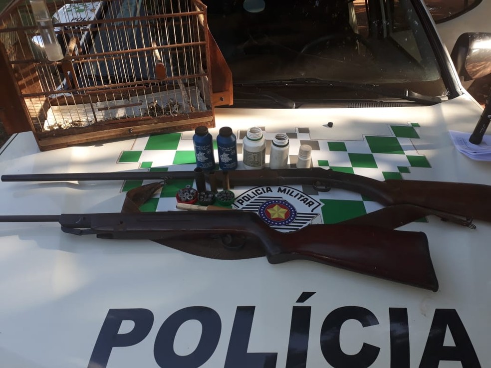Pol&iacute;cia Ambiental apreendeu espingarda, muni&ccedil;&otilde;es, chumbo, p&oacute;lvora, espoletas e uma ave com anilha falsificada &mdash; Foto: Pol&iacute;cia Ambiental