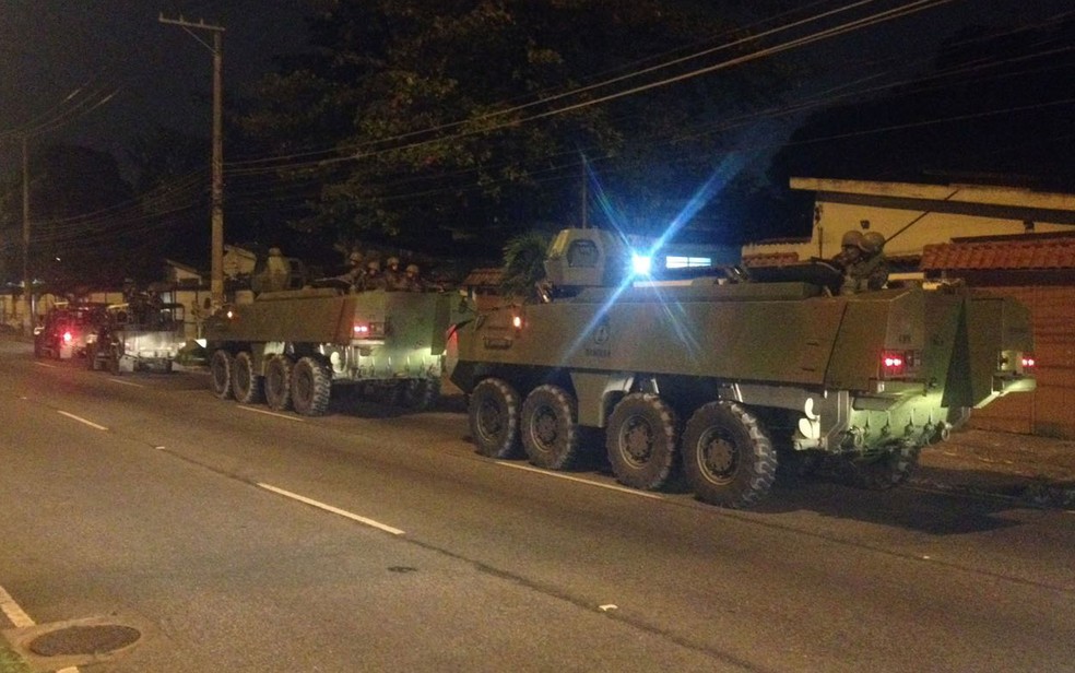 Tanques das tropas federais na Estrada do Galeão na manhã desta terça (20) (Foto: Débora Fonseca / Arquivo pessoal)