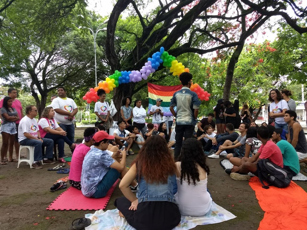 Rosemary e Isaac promoveram um piquenique no dia 15 de abril, na Praça Centenário, no Farol, para discutir sobre os preconceitos com as pessoas LGBTS (Foto: Derek Gustavo/G1)