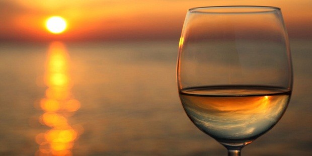 Vinho e praia: combinação que tem tudo pra dar certo (Foto: Reprodução)
