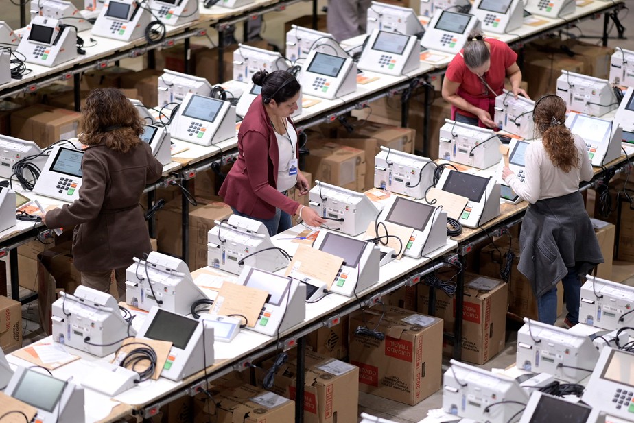 Trabalhadores preparam urnas eletrônicas para serem utilizadas nas eleições presidenciais