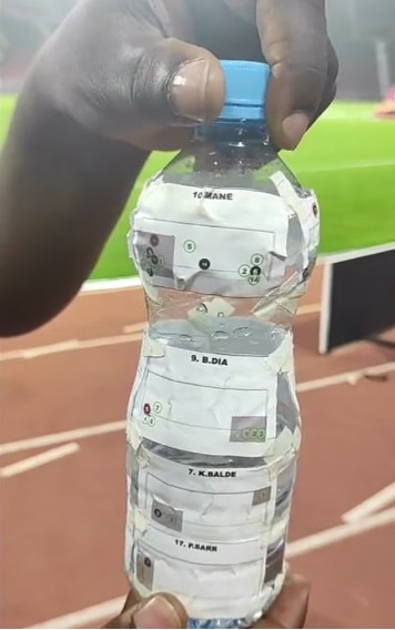Goleiro Gabaski, do Egito, usaou‘cola’ em garrafa d’água para defender pênalti de Mané (Foto: Reprodução/Twitter)