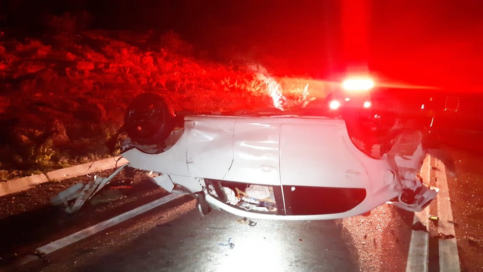 Carro capotou após colidir com dois veículos — Foto: Divulgação /PRF-PI