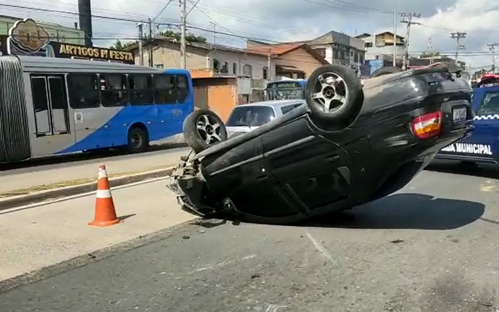 Carro capotou em avenida de Campinas após colidir com ambulância do Samu — Foto: Paulo Bernardino